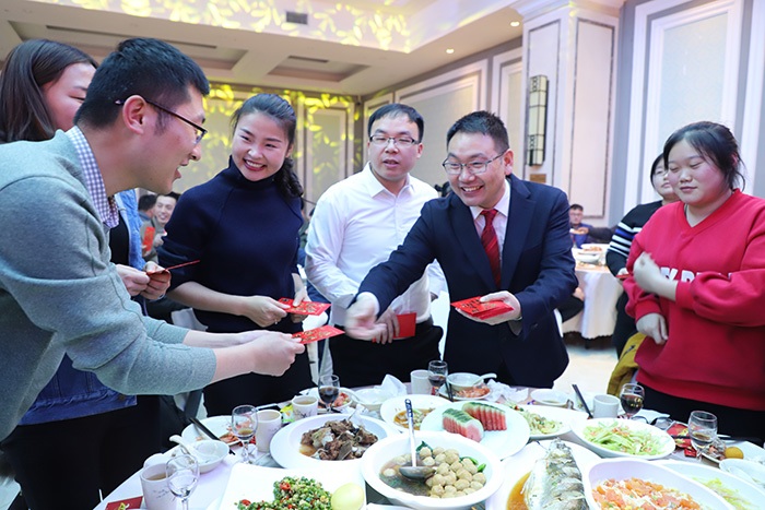 董事長為（wéi）集團家（jiā）人們一一送達新春祝（zhù）福並發放紅包